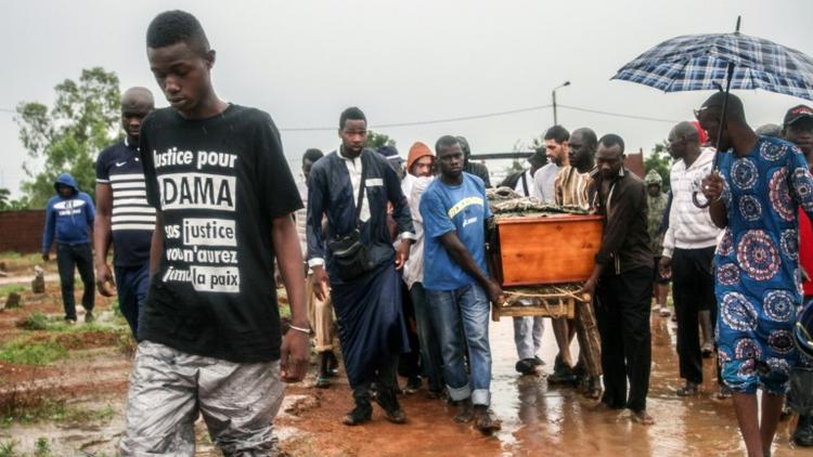 Des proches d'Adama Traoré portent son cercueil le 7 août 2016 à Kolaban Koro, au sud de Bamako, le 7 août 2016 [ANTHONY FOUCHARD / AFP/Archives]