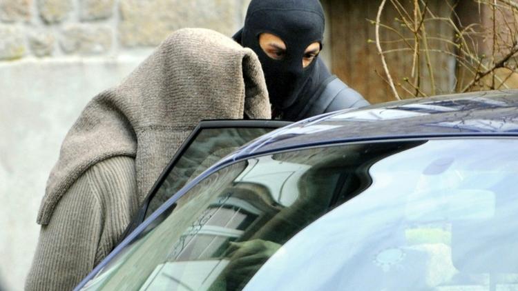 Un policier arrête un membre du "groupe de Tarnac" le 11 novembre 2008 à Tarnac, dans le sud-ouest de la France [THIERRY ZOCCOLAN / AFP/Archives]