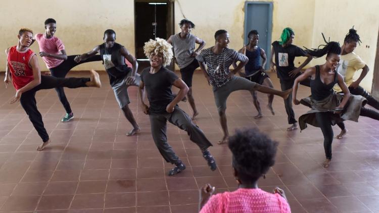 La chorégraphe franco-haïtienne Jenny Mezile, fondatrice de la compagnie ivoirienne "Les pieds dans la mare", dirige une répétition dans un gymnase du quartier d'Adjame à Abidjan (Côte d'Ivoire), le 7 mai 2019. [ISSOUF SANOGO / AFP]
