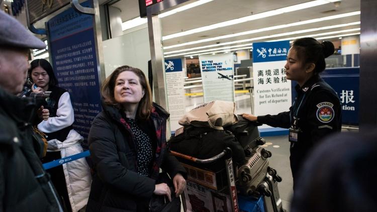 La correspondante en Chine de l'hebdomadaire français L'Obs, Ursula Gauthier, le 31 décembre 2015 à l'aéroport de Pékin  [FRED DUFOUR / AFP]