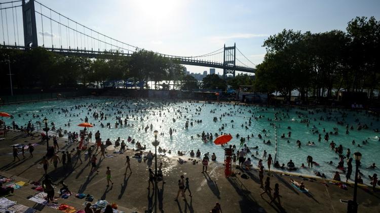Baignade à la piscine Astoria lors d'une vague de chaleur, le 20 juillet 2019 à New York [Johannes EISELE / AFP]