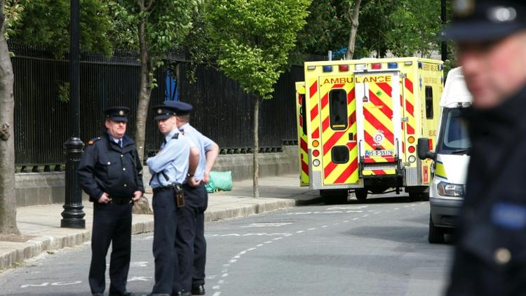 Des policiers et une ambulance à Dublin en 2006 [Fran Caffrey / NEWSFILE/AFP/Archives]
