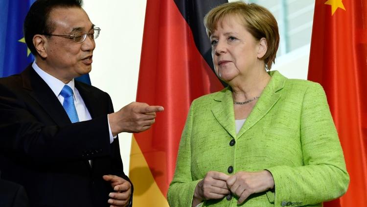 Le Premier ministre chinois Li Keqiang et la chancelière allemande Angela Merkel à Berlin, le 1er juin 2017 [Tobias SCHWARZ / AFP]