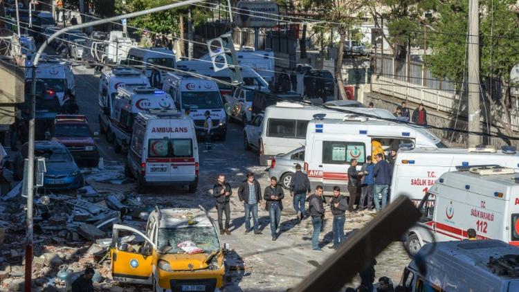 Site d'une attaque au véhicule piégé à Diyarbakir, dans le sud-est de la Turquie, le 4 novembre 2016 [ILYAS AKENGIN / AFP]