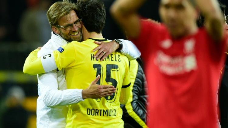 L'entraîneur de Liverpool Jürgen Klopp étreint son ancien défenseur à Dortmund Mats Hummels lors du quart de finale aller de l'Europa League opposant les deux équipes, le 7 avril 2016 à Dortmund [John MACDOUGALL / AFP]
