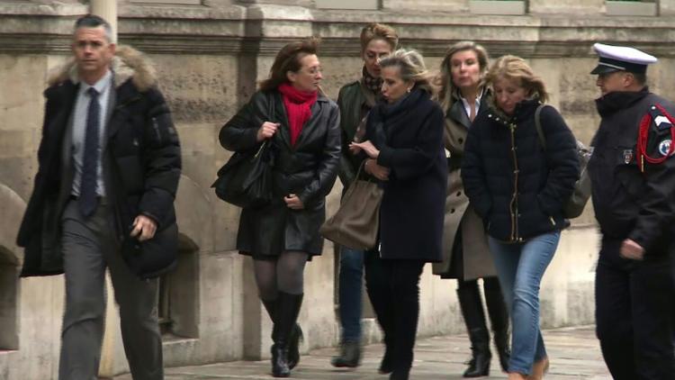 Capture d'écran d'une vidéo tournée par l'AFPTV montrant les filles de Jacqueline Sauvage arrivant à l'Élysée à Paris, le 29 janvier 2016, pour rencontrer le Président François Hollande [Agnès COUDDURIER-CURVEUR / AFP/Archives]