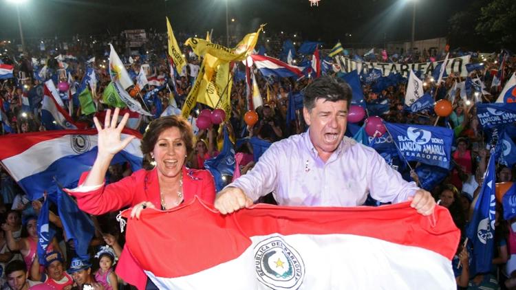 Le candidat à la présidentielle Efrain Alegre et sa femme Mirian Irun, lors d'un meeting de campagne, le 19 avril 2018 à Asuncion, au Paraguay [DANIEL DUARTE / AFP]