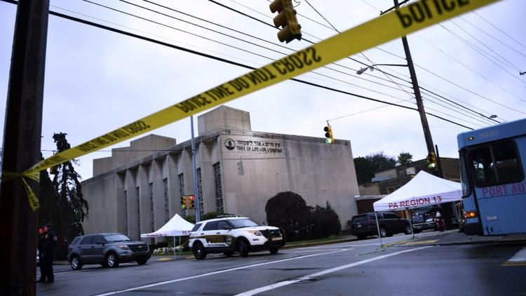 La police aux abords de la synagogue "Tree of Life" (Arbre de vie), le 28 octobre 2018 à Pittsburgh, aux Etats-Unis, au lendemain de la pire attaque antisémite de l'histoire du pays   [Brendan Smialowski / AFP]