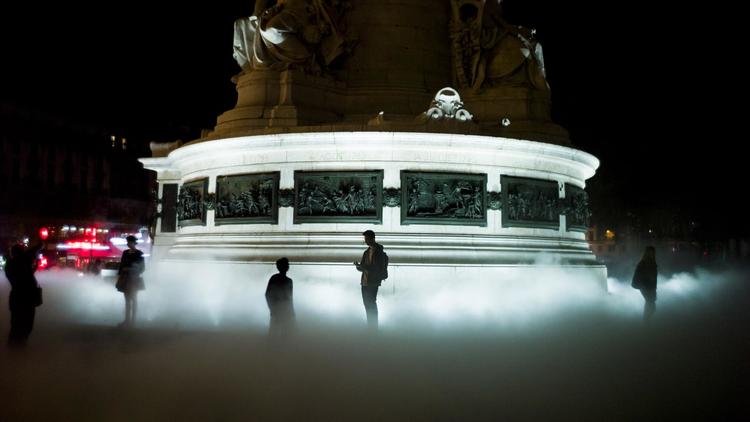 Des personnes participent à l'installation de l'artiste japonais Fujiko Nakaya "Fog Square", le 4 octobre 2013 place de la République à Paris à la veille de l'édition 2013 de Nuit Blanche à Paris  [Fred Dufour / AFP]