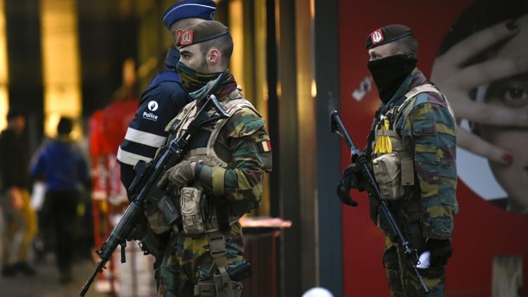 Des policiers et soldats belges dans une rue de Verviers, le 25 novembre 2015 [JOHN THYS / AFP]