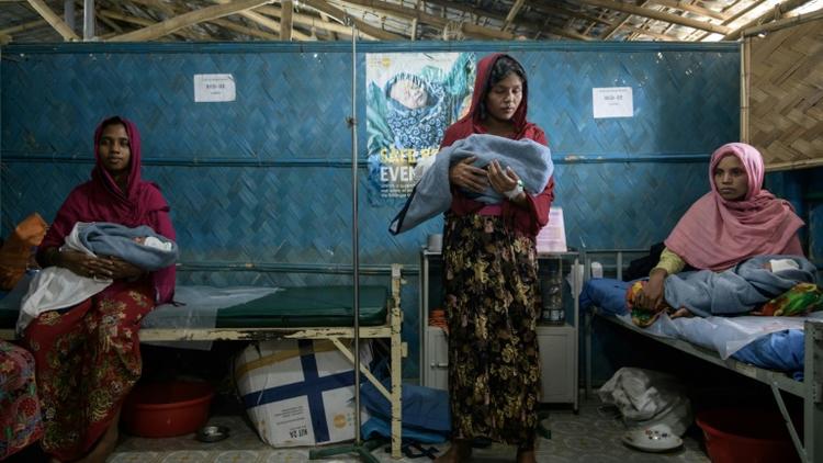 Les réfugiés rohingya Fatena Khatun (g), 20 ans, Zarina Begum (c), 20 ans et Latifa Begum (d), 30 ans, avec leurs bébés nés quelques heures auparavant le 14 août 2018 dans une maternité gérée par une ONG dans le camp de réfugiés de Kutupalong près de Cox's Bazar [Ed JONES / AFP]