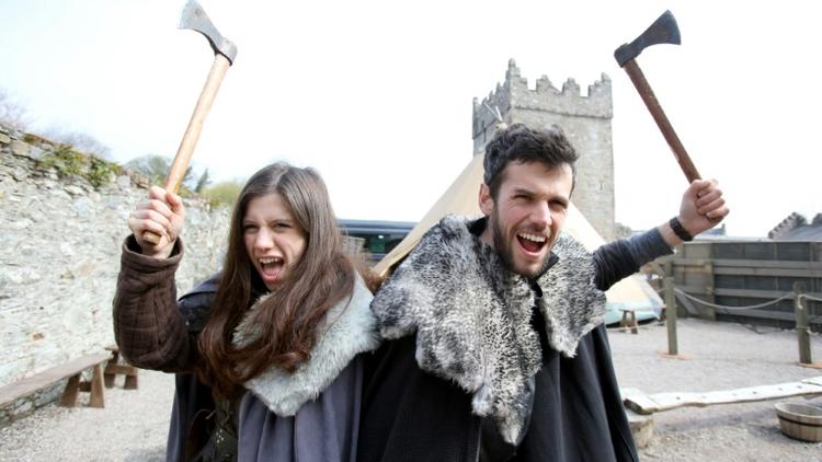 Des Français fans de la série "Game of Thrones", Claire Pottier et Hugo Chivard, en visite le 17 avril 2019 au château de Strangford en Irlande du Nord, un site de tournage de la série [PAUL FAITH / AFP]