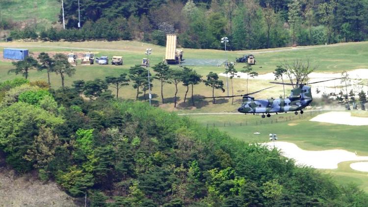 L'installation d'un bouclier antimissiles américain Thaad (c) sur un ancien terrain de golf, le 26 avril 2017 à Seongju, en Corée du Sud [ / DAEGU ILBO/AFP/Archives]