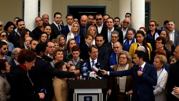 Le président chypriote Nicos Anastasiades s'adresse à la presse après avoir voté dans la ville balnéaire de Limassol (sud) pour le premier tour de l'élection présidentielle, le 4 février 2018  [Amir MAKAR / AFP]