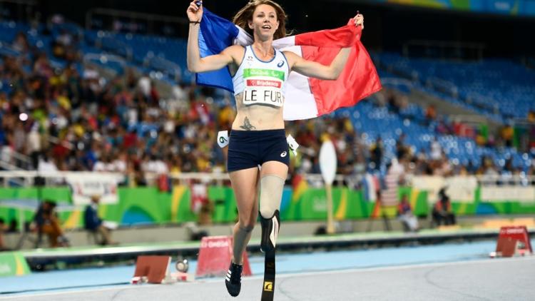 La Française Marie-Amélie Le Fur obtient sa troisième médaille d'or aux Jeux paralympiques, sur 400m, le 12 septembre 2016 [CHRISTOPHE SIMON / AFP]