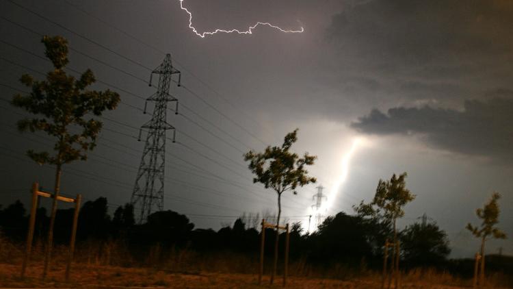 La foudre tombe sur une ligne électrique, le 27 juillet 2006 à Toulouse [LIONEL BONAVENTURE / AFP/Archives]