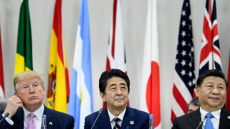 Le président américain, Donald Trump, le Premier ministre japonais, Shinzo Abe, et le président chinois, Xi Jinping, au sommet du G20 à Osaka le 28 juin 2019 [Brendan Smialowski / AFP]