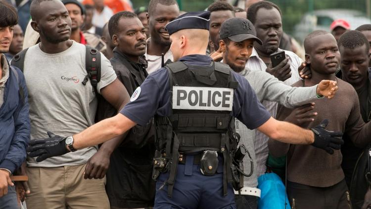 Des migrants lors du démantèlement le 13 septembre 2016 de la "jungle" le campement surpeuplé à Calais [PHILIPPE HUGUEN / AFP]