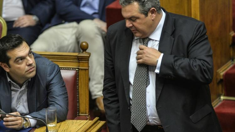 Le dirigeant de Syriza, Alexis Tsipras et le chef de file du Parti des Grecs indépendants (Panel), Panos Kammenos, le 10 juillet 2015 à Athènes [ANDREAS SOLARO / AFP]