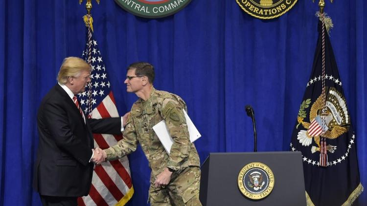 Donald Trump et le général Joseph Votel au commandement militaire chargé du Moyen-Orient et de la lutte contre le groupe Etat islamique (Centcom), à la base aérienne MacDill en Floride le 6 février 2017 [MANDEL NGAN / AFP]