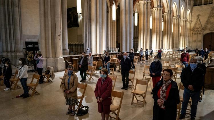 Prière lors d'une messe à la cathédrale Saint-Jean de Lyon le 23 mai 2020, alors que les lieux de culte ont été autorisés à rouvrir [JEFF PACHOUD / AFP]