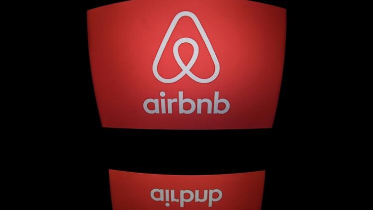 Le logo de Airbnb affiché sur un écran d'ordinateur le 2 mars 2017 [Lionel BONAVENTURE / AFP/Archives]