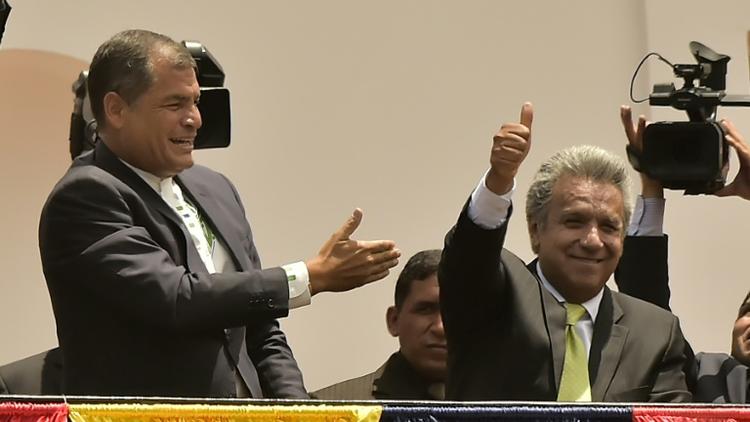 Le président équatorien Rafael Correa (G) et le vainqueur de la présidentielle Lenin Moreno, au balcon du palais présidentiel à Quito, le 3 avril 2017 [RODRIGO BUENDIA / AFP]