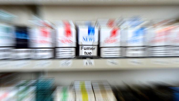 Des paquets de cigarettes dans les rayons d'un buraliste le 27 juin 2013 à Béthune [Denis Charlet / AFP/Archives]