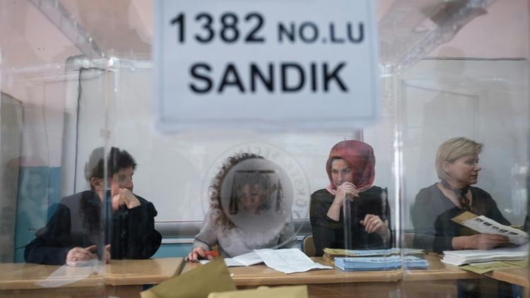 Dans un bureau de vote d'Istanbul pendant les élections municipales du 31 mars 2019 [Yasin AKGUL / AFP/Archives]