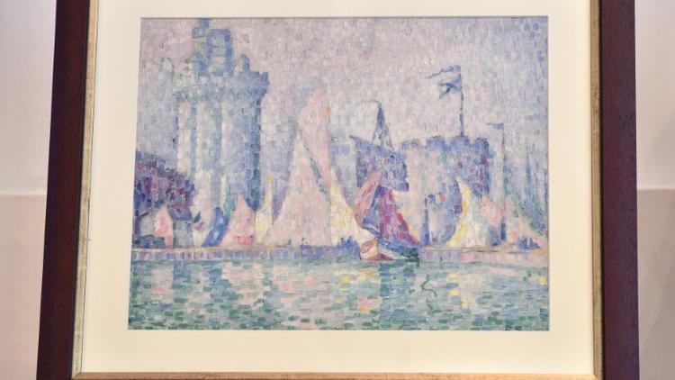 Photo du tableau intitulé "Port de la Rochelle" (1915) du peintre français Paul Signac (1863-1935) lors de sa présentation à Kiev le 23 avril 2019 [Sergei SUPINSKY / AFP]