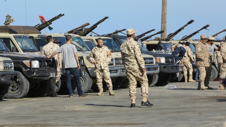 Des forces loyales au Gouvernement d'union nationale libyen arrivent dans les faubourgs de Tripoli, le 6 avril 2019 [Mahmud TURKIA / AFP]