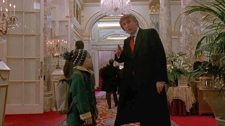 Dans le film, le tout jeune Culkin dans la peau de Kevin, perdu dans le hall de l'hôtel Plaza, y demandait son chemin au propriétaire, qui n'était autre à l'époque que Donald Trump.