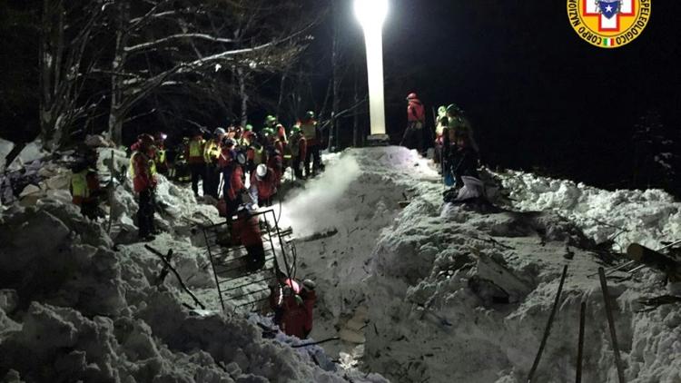 Les secouristes poursuivent leurs recherches le 23 janvier 2017 dans les décombres de  l'hôtel Rigopiano le 23 janvier 2017 dévasté par une avalanche à Farindola en Italie [Handout / CNSAS/AFP]