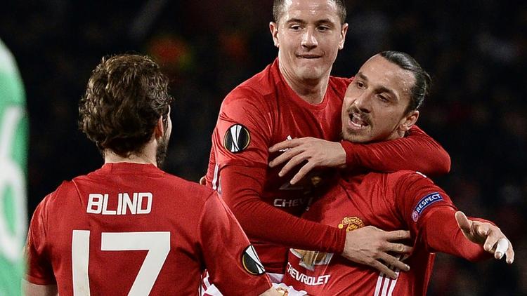 L'attaquant de Manchester United Zlatan Ibrahimovic (d) est congratulé par ses coéquipiers après son triplé face à Saint-Etienne en Europa League à Old Trafford, le 16 février 2017  [Oli SCARFF                           / AFP]