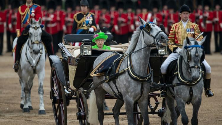 La reine Elizabeth II  procède à la traditionnelle revue des troupes, près de Buckingham Palace, le 11 juin 2016 à Londres [OLI SCARFF / AFP]