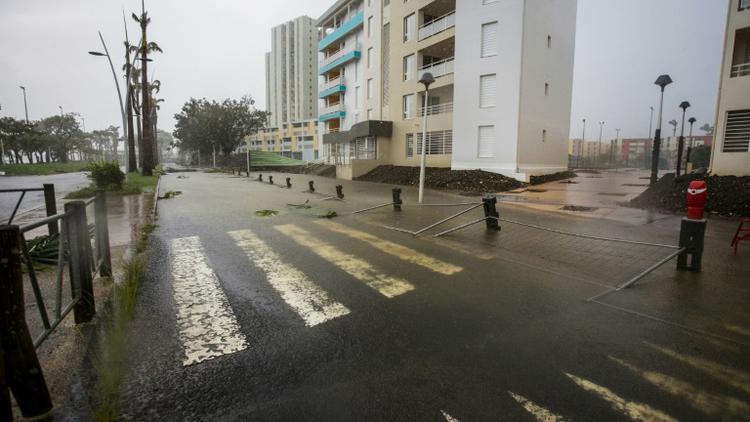 L'ouragan Maria, qui a fait un mort et deux disparus sur l'île de La Guadeloupe , menace les Iles Vierges et Porto Rico; le 19 septembre à Pointe-a-Pitre. [Cedrick Isham CALVADOS / AFP]