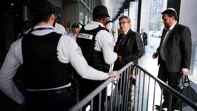 Arrivée de Jean-Luc Mélenchon dans les locaux de la police anticorruption (Oclciff) à Nanterre, jeudi 18 octobre 2018 [Lionel BONAVENTURE / AFP]