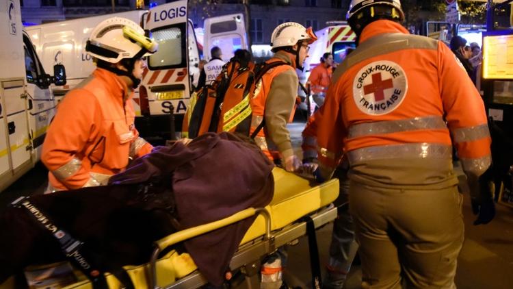 Une victime de l'attaque du Bataclan évacuée le 13 novembre 2015 à Paris [DOMINIQUE FAGET / AFP/Archives]