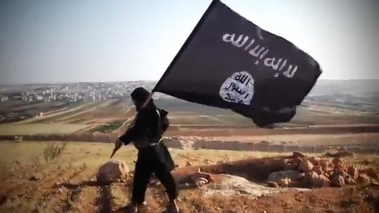 Capture d'écran à partir d'une vidéo téléchargée sur Youtube du 23 août 2013 montrant un membre d'un groupe jihadiste affilié à l'EEIL (Etat islamique en Irak et au Levant) [ / YouTube/AFP/Archives]