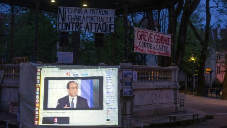 La prestation de Hollande suivie par des manifestants de Nuit Debout le 14 avril 2016 à Besançon [Sebastien Bozon / AFP]