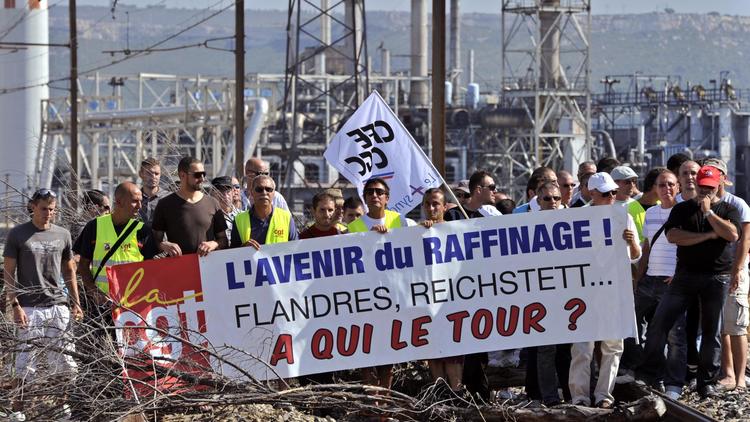 Les salariés de la raffinerie LyondellBasell de Berre-l'Etang bloquent les voies ferrées pour protester contre la fermeture de leur usine, le 5 octobre 2011 [Boris Horvat / AFP]