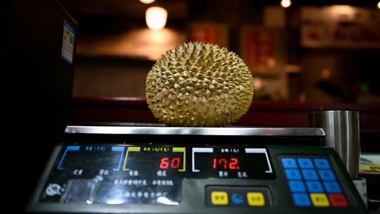 Un durian pesé en Chine dans une échoppe spécialisée en produits d'alimentation, le 18 janvier 2019 à Pékin [WANG ZHAO / AFP]