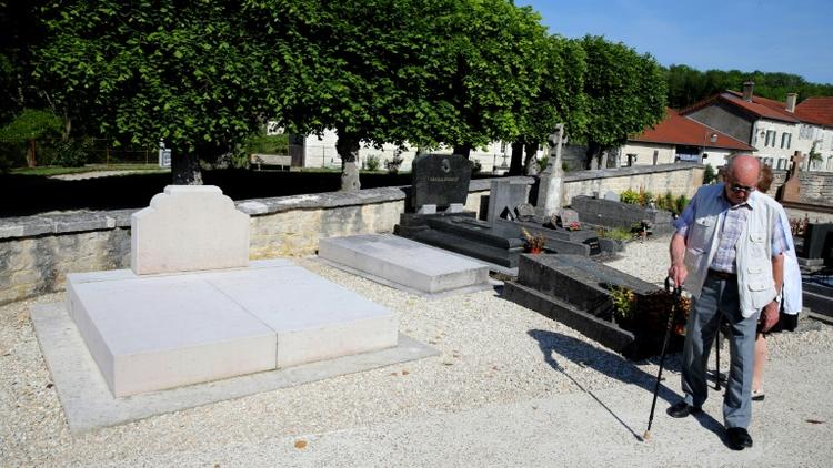 Des passants devant la tombe du général Charles de Gaulle (1890-1970), le 28 mai 2017 à Colombey-les-deux-Eglises [FRANCOIS NASCIMBENI / AFP]