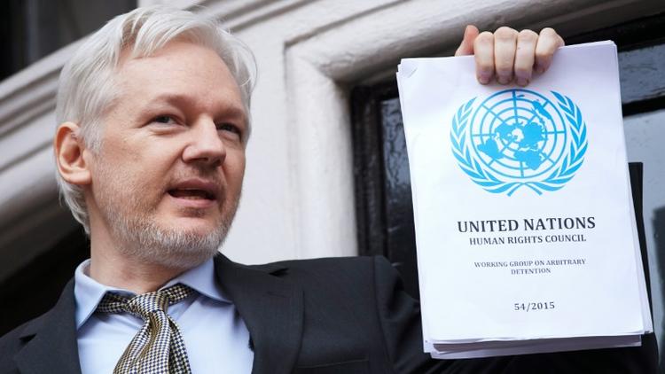 Le fondateur de WikiLeaks Julian Assange au balcon de l'ambassade d'Equateur à Londres le 5 février 2016 [NIKLAS HALLE'N / AFP/Archives]