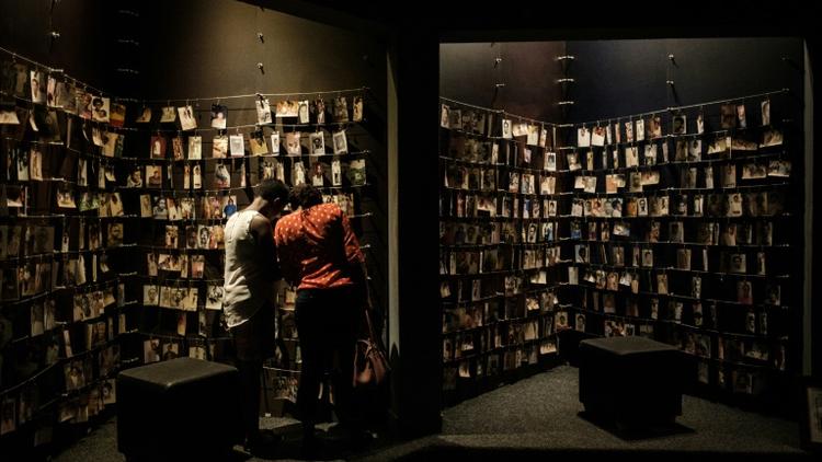 Des visiteurs regardent des  portraits de victimes du génocide de 1994 au Rwanda, exposés au Mémorial du génocide à Kigali, le 29 avril 2018 [Yasuyoshi CHIBA / AFP/Archives]