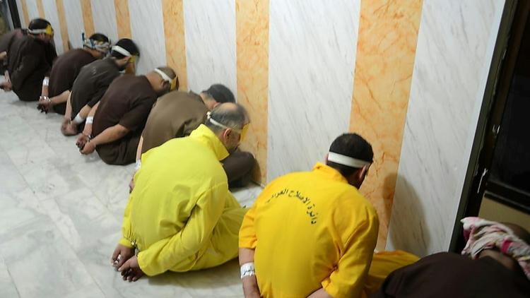 Des jihadistes menottés avant leur exécution, à Nasiriyah en Irak - photo diffusée par les autorités irakiennes le 29 juin 2018 [Handout / Iraq Justice Minister/AFP]