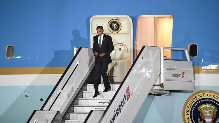 Le président américain Barack Obama arrive à Lima, pour le sommet de l'Apec, le 19 novembre 2016 [LUKA CONZALEZ / AFP]