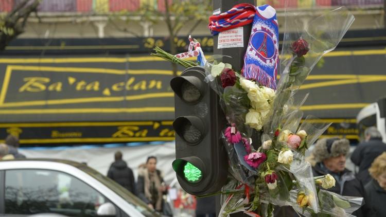 Des fleurs en hommage aux victimes, le 27 novembre 2015 devant le Bataclan à Paris [BERTRAND GUAY / AFP]