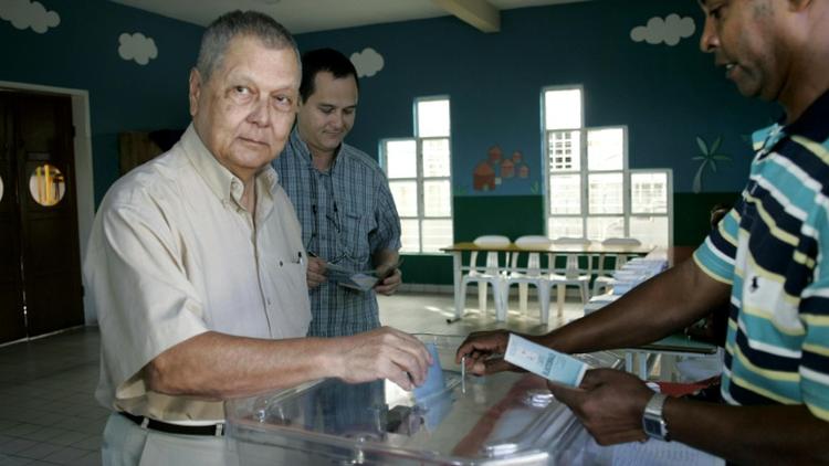 Le sénateur communiste de la Réunion Paul Vergès dépose son bulletin de vote dans l'urne, le 13 juin 2004 à La Possession [RICHARD BOUHET / AFP]