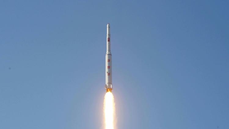 Photo fournie le 7 février 2016 par l'agence officielle nord-coréenne Kcna montrant le décollage d'une fusée emportant un satellite depuis un endroit non précisé [KCNA VIA KNS / KCNA/AFP]